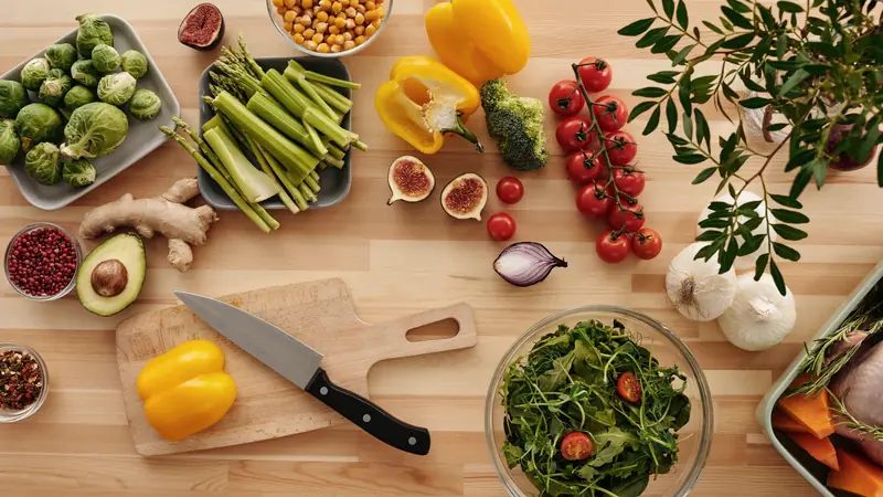 Table garnie de légumes, céréales et légumineuses colorés