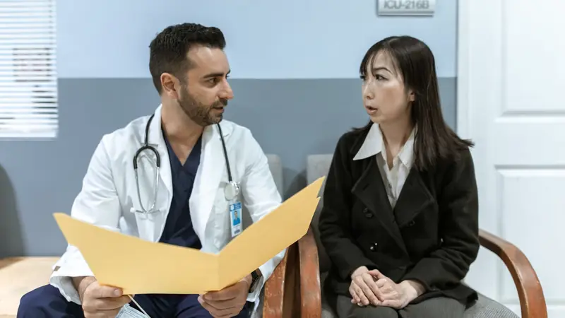 Médecin qui explique des résultats à un patient