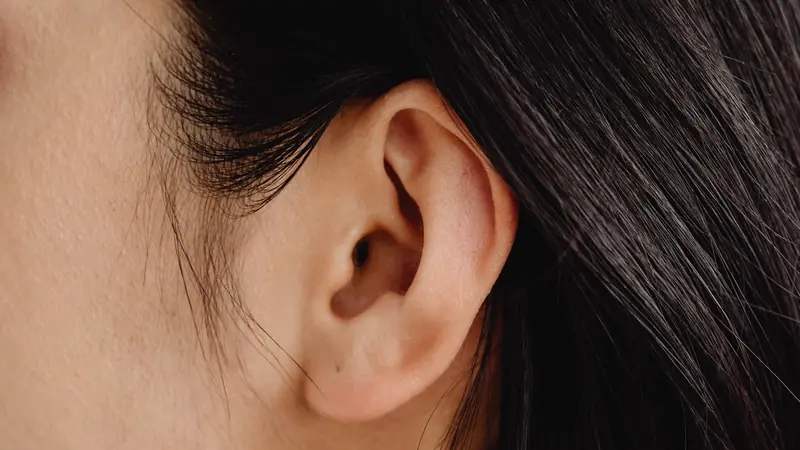 Gros plan sur l'oreille d'une femme