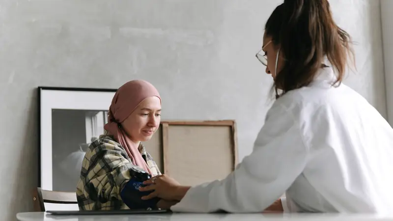 Médecin qui prend la tension d'un patient