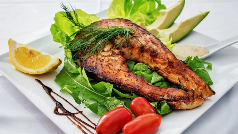 Assiette de saumon, d'avocat et de légumes verts