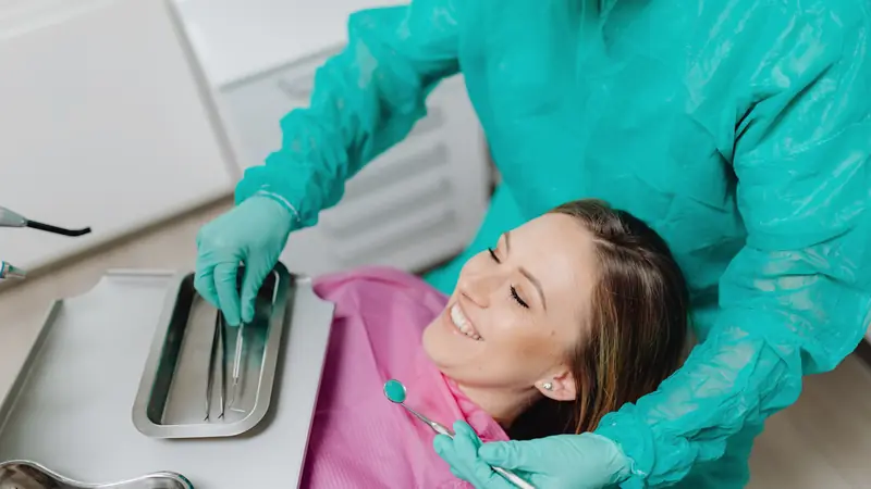 Patiente souriante dans un fauteuil de dentiste