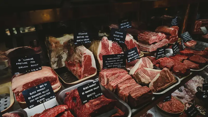 Étal de boucherie avec des pièces de viande rouge
