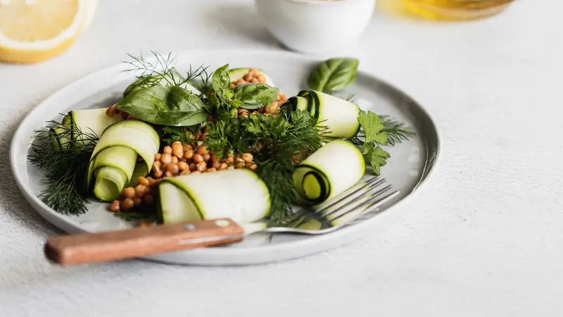 Assiette de pois chiches, de courgettes et d'herbes fraîches