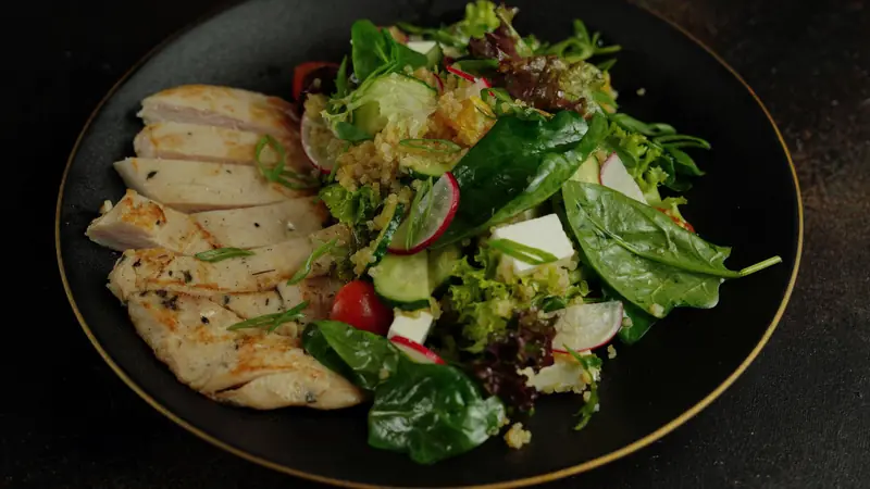 Repas équilibré avec légumes, céréales complètes et poulet