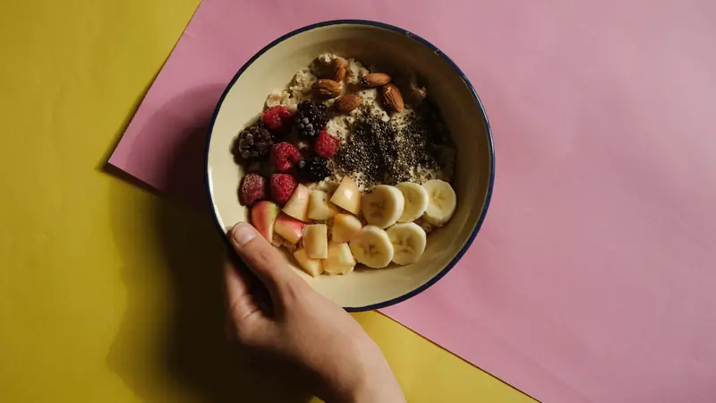 Bol de flocons d'avoine, de fruits et de graines