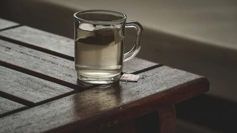Verre de thé posé sur une table en bois