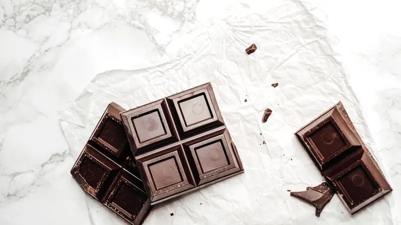 Carré de chocolat noir et fèves de cacao