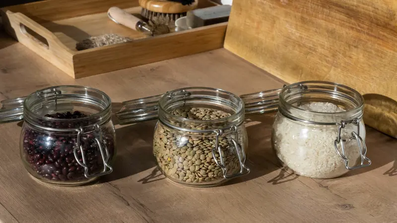 Bocaux de lentilles, pois chiches et haricots secs