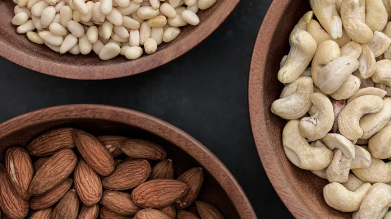 Bol d'amandes, de noix de cajou et de graines sur une table