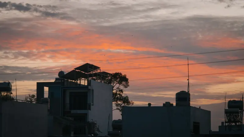 Ciel du soir au coucher du soleil au-dessus de toits