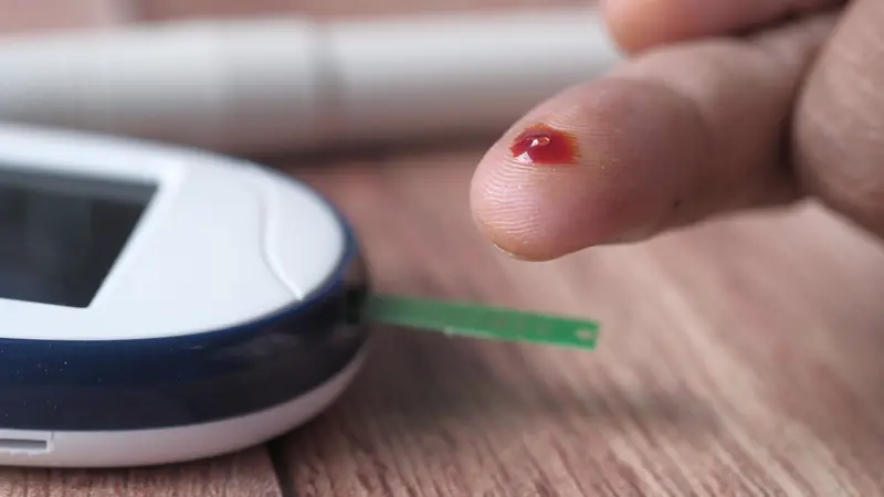 Piqûre au bout du doigt avec une goutte de sang
