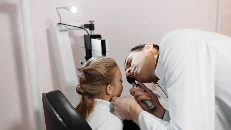 Médecin qui examine l'œil d'une enfant