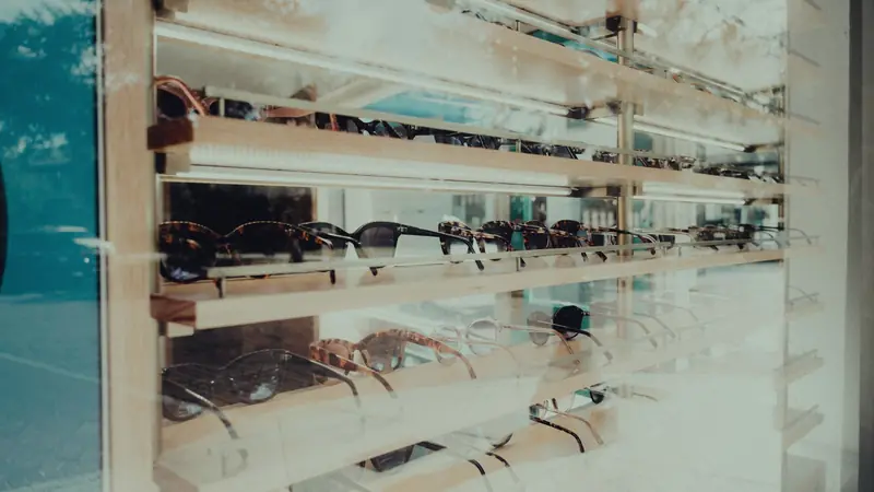 Présentoir de montures de lunettes chez un opticien