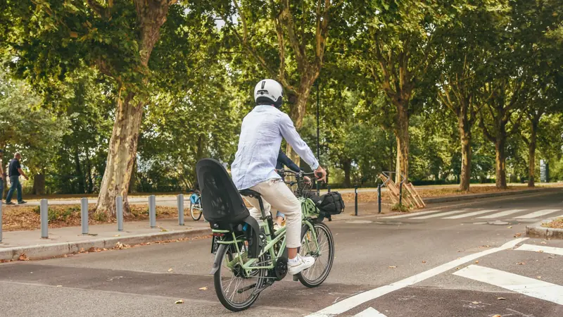 Cycliste sur une piste cyclable en ville