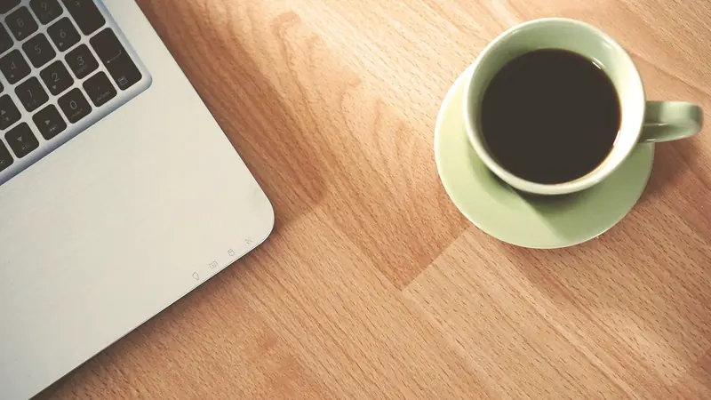 Tasse de café posée sur un bureau en début d'après-midi